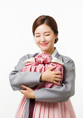 JPG 편집이미지 전통 옷 여자 행복 문화 포옹 한국 선물 미소 추석 고요 기쁨 보자기 한복 뷰티풀 의료성형뷰티 편집실사 AI인물포토 AI콘텐츠 한국전통 명절 감정 아시아 안기 표정 사람 전통의상 CG 파일형식 천_직물 AI포토