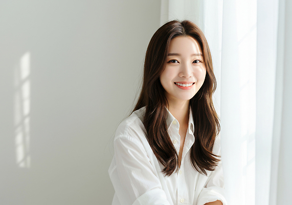 JPG 편집이미지 긴머리 여자 감정 포즈 실내 표정 미소 뷰티 카메라 공간 분위기 편안함 의료성형뷰티 스타일 편집실사 AI인물포토 AI콘텐츠 헤어스타일 컨셉 사람 내부 전자제품 감각 CG 파일형식 AI포토