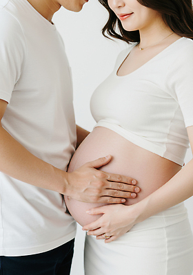 JPG 편집이미지 부부 여자 남자 행복 감정 가족 미래 사랑 희망 임산부 임신 기쁨 순간 선박 의료성형뷰티 편집실사 AI인물포토 AI콘텐츠 커플 컨셉 수상교통 관계 사람 CG 파일형식 AI포토