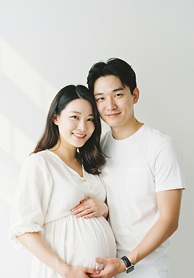 JPG 편집이미지 커플 행복 포즈 가족 조명 따뜻함 사랑 미소 사진촬영 임산부 임신 기다림 태아 순간 의료성형뷰티 편집실사 AI인물포토 AI콘텐츠 감정 관계 모션 표정 촬영 CG 파일형식 AI포토