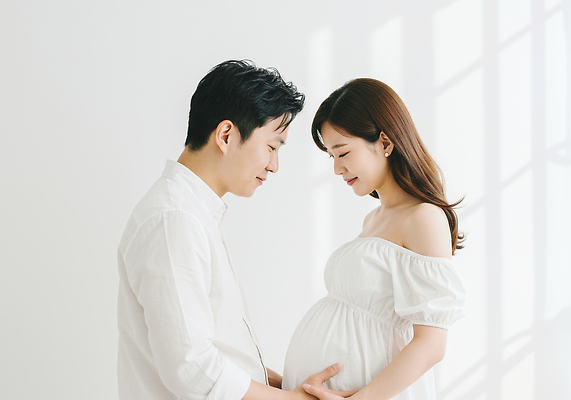 JPG 편집이미지 부부 행복 가족 관계 건강 사랑 희망 임산부 임신 기쁨 아기 출산 편안함 소통 의료성형뷰티 편집실사 AI인물포토 AI콘텐츠 커플 감정 컨셉 사람 감각 CG 파일형식 AI포토
