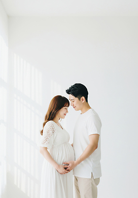 JPG 편집이미지 부부 행복 가족 함께함 따뜻함 사랑 미소 라이프 희망 임산부 임신 기쁨 소중 모성애 순간 의료성형뷰티 편집실사 AI인물포토 AI콘텐츠 커플 감정 컨셉 관계 표정 생활 CG 파일형식 AI포토