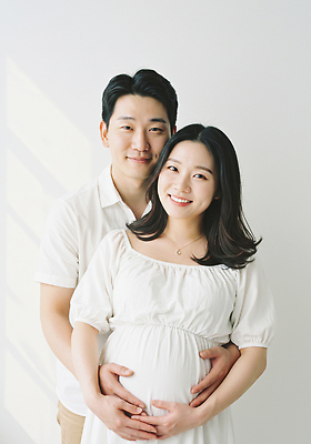 JPG 편집이미지 부부 행복 가족 사랑 미소 햇빛 촬영 임산부 임신 기쁨 방 아기 기다림 의료성형뷰티 편집실사 AI인물포토 AI콘텐츠 커플 감정 관계 모션 표정 사람 태양 CG 파일형식 AI포토