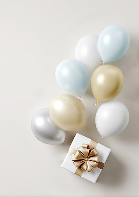 JPG 편집이미지 리본 기념 선물 장식 파란색 인테리어 파티 금색 흰색 축하 생일 분위기 즐거움 풍선 편집실사 AI포토 AI콘텐츠 디자인 기념일 감정 컬러 컨셉 이벤트 CG 파일형식