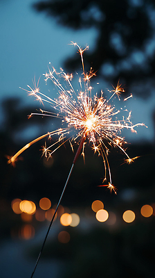 JPG 편집이미지 불꽃 조명 웃음 여러명 야외 빛 반짝임 파티 축제 화려 분위기 저녁 즐거움 순간 스파클라 편집실사 AI포토 AI콘텐츠 감정 다수 컨셉 모션 불 폭죽 표정 사람 이벤트 야간 CG 파일형식