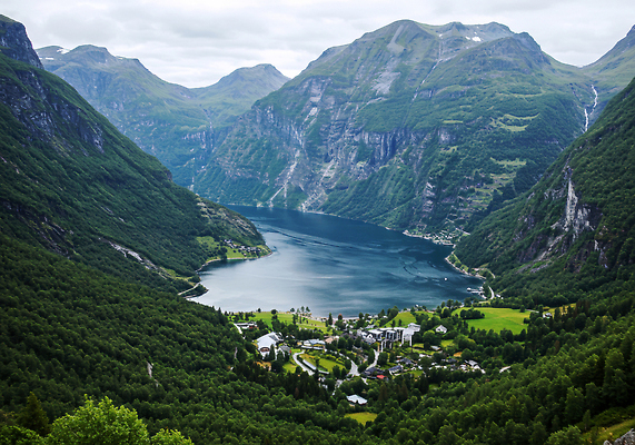 JPG 편집이미지 호수 여행 자연 산 노르웨이 풍경 여름 고요 하이킹 탐험 녹음 경관 편집실사 AI포토 AI콘텐츠 계절 유럽 레저 기록 CG 생태계 파일형식