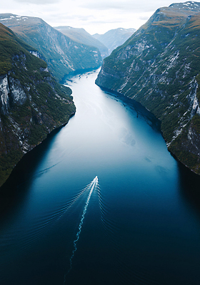 JPG 편집이미지 바다 여행 자연 노르웨이 풍경 평화 골짜기 수면 유람선 물길 편집실사 AI포토 AI콘텐츠 유럽 길 컨셉 배_교통 물 CG 생태계 파일형식