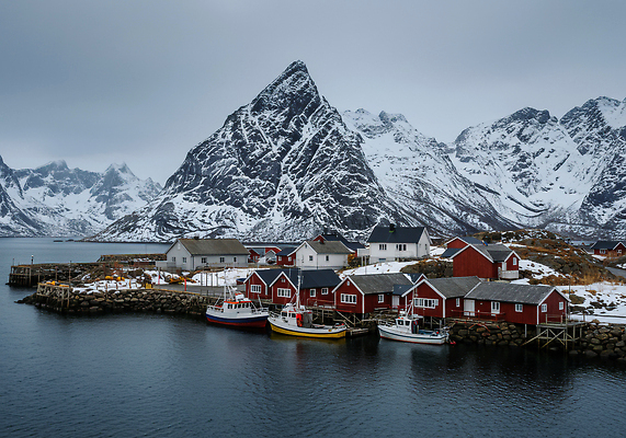 JPG 편집이미지 바다 여행 겨울 자연 산 노르웨이 어업 풍경 건물 빨간색 평화 항구 눈 조선소 어촌 편집실사 AI포토 AI콘텐츠 자연요소 건축물 계절 유럽 산업 컬러 컨셉 교통시설 날씨 시골 CG 생태계 파일형식