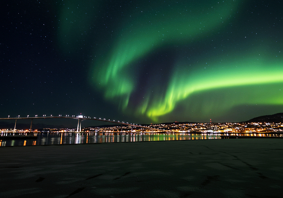 JPG 편집이미지 여행 겨울 야경 자연 하늘 노르웨이 풍경 빛 강 도시 서리 오로라 뷰티풀 가교 편집실사 AI포토 AI콘텐츠 건축물 계절 유럽 자연현상 야간 CG 생태계 파일형식 풍경_경치