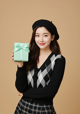 JPG 나무 편집이미지 여자 패션 백그라운드 선물 미소 상자 우아함 카디건 즐거움 니트 블라우스 파스텔 착용 의료성형뷰티 스타일 편집실사 AI인물포토 AI콘텐츠 식물 감정 컨셉 상의 학용품 표정 사람 외투 CG 파일형식 AI포토