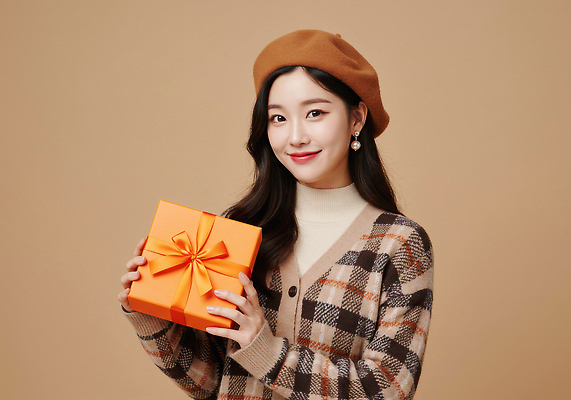 JPG 모델 편집이미지 여자 백그라운드 털모자 선물 미소 상자 갈색 귀걸이 주황색 오브젝트 만족 겨울옷 의료성형뷰티 스타일 편집실사 AI인물포토 AI콘텐츠 모자_잡화 옷 감정 컬러 겨울 장신구 표정 사람 CG 파일형식 AI포토