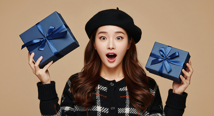 JPG 편집이미지 모자 옷 여자 패션 기념일 표정 선물 파란색 상자 갈색 기쁨 축하 스웨터 오브젝트 니트 의료성형뷰티 편집실사 AI인물포토 AI콘텐츠 잡화 감정 컬러 컨셉 상의 사람 이벤트 CG 파일형식 AI포토