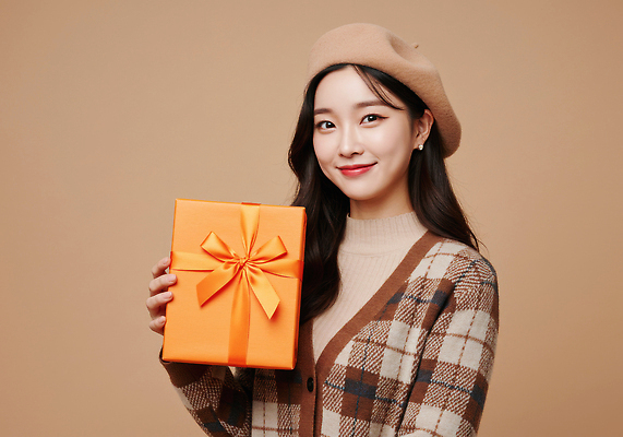 JPG 편집이미지 여자 패션 감정 백그라운드 포장 따뜻함 선물 웃음 주황색 축하 생일 스웨터 체크무늬 베레모 의료성형뷰티 스타일 편집실사 AI인물포토 AI콘텐츠 모자_잡화 기념일 컬러 컨셉 상의 무늬 표정 사람 CG 파일형식 AI포토