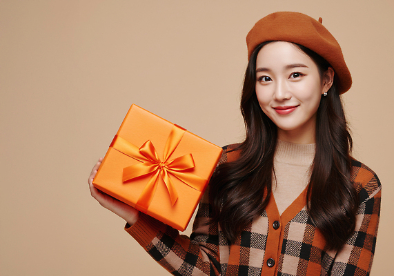 JPG 편집이미지 모자 여자 패션 행복 포즈 백그라운드 따뜻함 선물 웃음 수줍음 카디건 체크무늬 긍정적 베이지색 의료성형뷰티 편집실사 AI인물포토 AI콘텐츠 잡화 감정 컬러 무늬 표정 사람 외투 CG 파일형식 AI포토