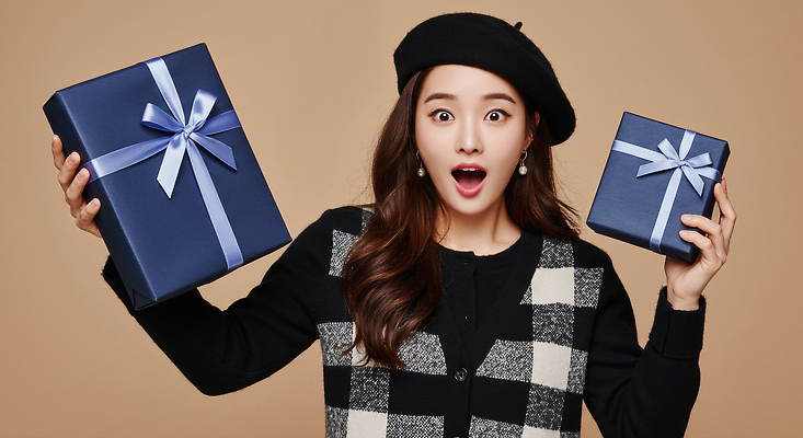 JPG 편집이미지 손 옷 여자 백그라운드 표정 선물 이벤트 상자 갈색 놀람 기쁨 만남 축하 생일 소식 의료성형뷰티 편집실사 AI인물포토 AI콘텐츠 기념일 감정 컬러 컨셉 사람 신체부위 CG 파일형식 AI포토