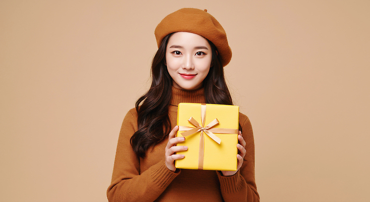 JPG 편집이미지 모자 여자 패션 행복 포즈 겨울 선물 미소 갈색 노란색 카메라 촬영 스웨터 즐거움 의료성형뷰티 스타일 편집실사 AI인물포토 AI콘텐츠 잡화 계절 감정 컬러 상의 표정 사람 전자제품 CG 파일형식 AI포토