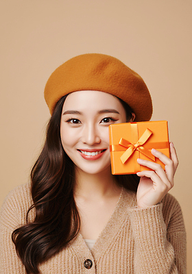 JPG 편집이미지 여자 패션 기념일 행복 백그라운드 따뜻함 표정 밝음 선물 미소 상자 주황색 가을 오브젝트 주목 의료성형뷰티 편집실사 AI인물포토 AI콘텐츠 계절 감정 컬러 사람 이벤트 CG 파일형식 AI포토