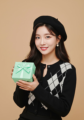 JPG 편집이미지 여자 패션 감정 장신구 털모자 선물 미소 이벤트 상자 갈색 촬영 축하 뷰티풀 의료성형뷰티 스타일 편집실사 AI인물포토 AI콘텐츠 모자_잡화 컬러 컨셉 표정 사람 CG 파일형식 AI포토