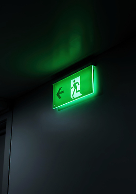 JPG 편집이미지 출입구 조명 안내 경고 안전 건물 초록색 긴급 표지판 복도 비상구 편집실사 AI포토 AI콘텐츠 건축물 컬러 알림판 CG 파일형식