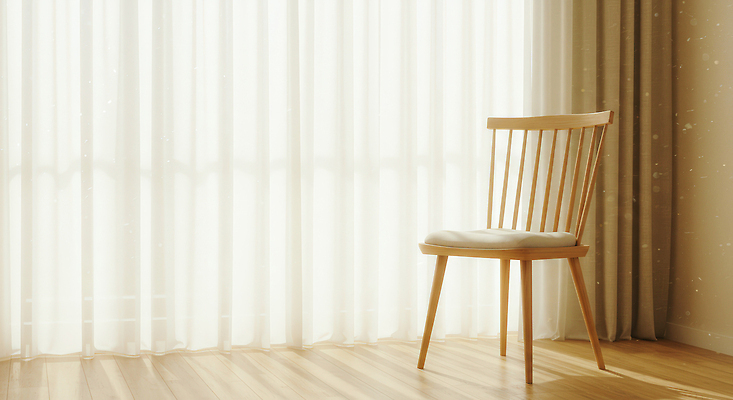 JPG 편집이미지 디자인 가구 조명 실내 인테리어 공간 방 커튼 편안함 창가 나무의자 편집실사 AI포토 AI콘텐츠 생활용품 의자 창문 내부 목재 감각 CG 파일형식