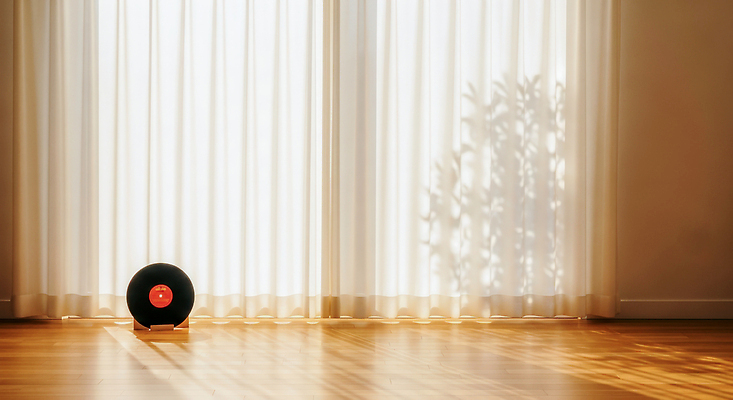 JPG 편집이미지 디자인 실루엣 음악 그림자 인테리어 햇빛 방 레코드 빈티지 커튼 편안함 창가 오브젝트 나무바닥 플레이어 편집실사 AI포토 AI콘텐츠 컨셉 창문 문화예술 바닥 촬영기법 태양 음반 감각 CG 파일형식