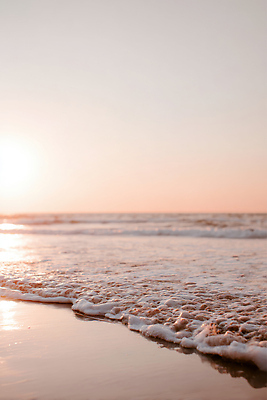 JPG 편집이미지 여유 파도 바다 여행 자연 휴식 풍경 해변 모래사장 햇빛 평화 일몰 저녁 수평선 편집실사 AI포토 AI콘텐츠 감정 컨셉 태양 노을 야간 CG 생태계 파일형식