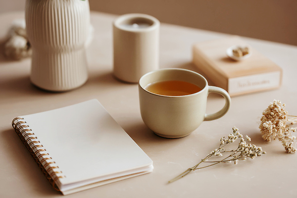 JPG 편집이미지 꽃 여유 커피 음료 아침 일상 인테리어 햇빛 공책 공간 차 홈카페 편집실사 AI포토 AI콘텐츠 주간 식물 디자인 감정 문구용품 라이프 태양 카페 CG 파일형식