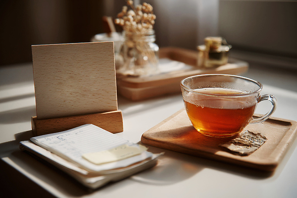 JPG 편집이미지 꽃 여유 음료 탁자 휴식 쪽지 카페 차 편안함 나무쟁반 따뜻한음료 오후 우드 편집실사 AI포토 AI콘텐츠 식물 감정 가구 컨셉 쟁반 목재 상점 감각 CG 파일형식