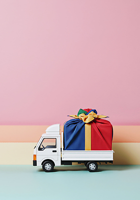 JPG 편집이미지 감정 컬러 백그라운드 포장 선물 장식 유행 축제 미니어처 트럭 편안함 작음 파스텔 이미지편집 AI포토 AI콘텐츠 자동차 학용품 모형 감각 크기 파일형식