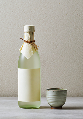 JPG 편집이미지 한국문화 음료 예술 술병 잔 분위기 찻잔 상차림 음주 전통주 편집실사 AI포토 AI콘텐츠 동양문화 식기 컨셉 병_용기 주류 한국 CG 파일형식