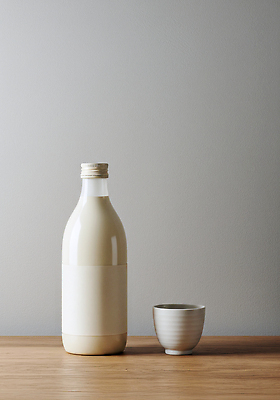 JPG 나무 편집이미지 디자인 음료 자연 식탁 탁자 회색배경 집안 일상 고요 우유 편안함 찻잔 편집실사 AI포토 AI콘텐츠 식물 가구 백그라운드 잔 유제품 실내 라이프 회색 감각 CG 생태계 파일형식