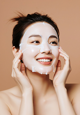 JPG 편집이미지 여자 행복 얼굴 미소 화장 뷰티 촉촉함 세수 피부 피부관리 스킨케어 마스크팩 보습 의료성형뷰티 편집실사 AI인물포토 AI콘텐츠 감정 표정 사람 신체부위 청결 젖음 CG 팩 파일형식 AI포토