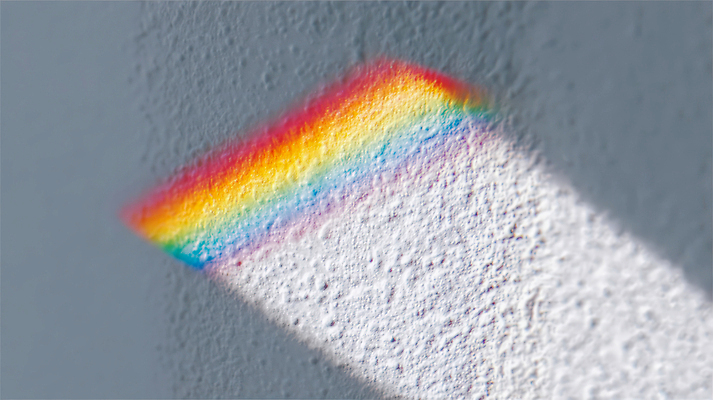 JPG 편집이미지 벽 컬러 백그라운드 무지개 창문 자연 빛 햇빛 반사 변화 조화 뷰티풀 프리즘 효과 편집실사 AI포토 AI콘텐츠 자연요소 컨셉 태양 CG 생태계 광학기기 파일형식