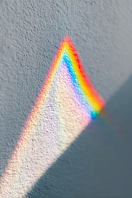 JPG 편집이미지 예술 벽 컬러 무지개 패턴 형상 장식 빛 햇빛 공간 분위기 삼각형 색채 프리즘 편집실사 AI포토 AI콘텐츠 자연요소 도형 컨셉 무늬 태양 CG 광학기기 파일형식