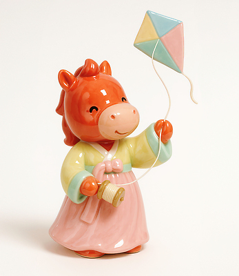 JPG 편집이미지 전통 행복 문화 인형 스포츠 놀이 실내 장식 귀여움 기쁨 도자기 한복 연 색감 편집3D 병오년 붉은말 AI컴퓨터그래픽 AI콘텐츠 한국전통 감정 컨셉 내부 3D 놀이용품 말_동물 전통의상 파일형식 2026년