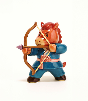 JPG 편집이미지 캐릭터 디자인 예술 컬러 조각 포즈 장난감 귀여움 표현 말_게임 도자기 전통의상 한복 즐거움 오브젝트 활 활쏘기 편집3D 병오년 붉은말 AI컴퓨터그래픽 AI콘텐츠 한국전통 전통 감정 컨셉 모션 3D 말_동물 파일형식 2026년