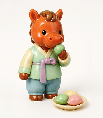 JPG 편집이미지 캐릭터 전통 음식 컬러 조각 가족 놀이 장식 말_게임 도자기 작음 한복 즐거움 오브젝트 다과 편집3D 병오년 붉은말 AI컴퓨터그래픽 AI콘텐츠 한국전통 감정 관계 디저트 3D 말_동물 크기 전통의상 파일형식 2026년