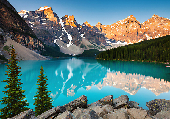 JPG 나무 편집이미지 호수 여행 자연 산 풍경 여름 파란색 반사 평화 고요 편집실사 AI포토 AI콘텐츠 식물 계절 컬러 컨셉 CG 생태계 파일형식