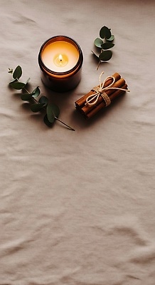 JPG 편집이미지 초 자연 탁자 장식 인테리어 방 분위기 편안함 허브 오브젝트 향기 시나몬 유칼립투스 스타일 편집실사 AI포토 AI콘텐츠 식물 디자인 가구 컨셉 감각 CG 생태계 냄새 파일형식