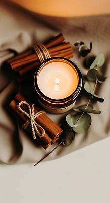 JPG 편집이미지 초 촛불 자연 장식 인테리어 분위기 편안함 오브젝트 힐링 향기 조화 시나몬 유칼립투스 편집실사 AI포토 AI콘텐츠 식물 디자인 컨셉 감각 CG 생태계 냄새 파일형식