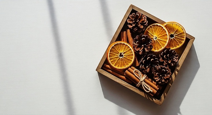 JPG 편집이미지 계절 재료 자연 따뜻함 장식 인테리어 나무상자 향신료 오브젝트 솔방울 조화 시나몬 편집실사 AI포토 AI콘텐츠 디자인 상자 CG 생태계 향미료 파일형식