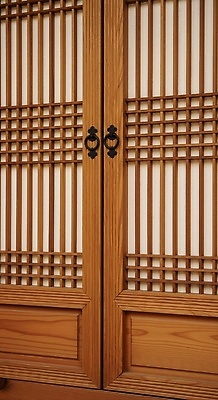 JPG 나무 편집이미지 전통 디자인 건축 문화 조명 한옥 한국 목재 문 대문 뷰티풀 편집실사 유산 AI포토 AI콘텐츠 식물 한국전통 아시아 고건축 재료 임신 CG 파일형식