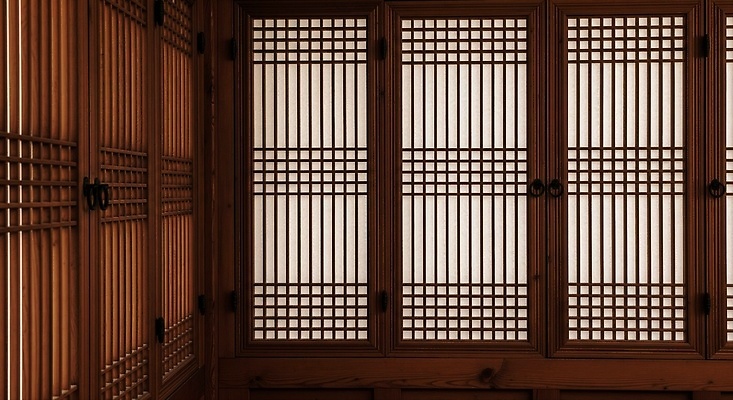 JPG 나무 편집이미지 전통 디자인 건축 문화 한옥 한국 내부 빛 평화 공간 역사 편안함 뷰티풀 편집실사 AI포토 AI콘텐츠 식물 한국전통 아시아 컨셉 고건축 감각 CG 파일형식