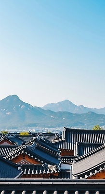 JPG 편집이미지 전통 문화 여행 자연 하늘 지붕 산 한옥 서울 풍경 햇빛 평화 고요 뷰티풀 편집실사 AI포토 AI콘텐츠 한국전통 컨셉 고건축 한국 태양 CG 생태계 파일형식