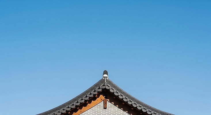 JPG 편집이미지 전통 건축 문화 하늘 지붕 한옥 한국 기와 미소 풍경 역사 목조 뷰티풀 고택 편집실사 AI포토 AI콘텐츠 한국전통 건축물 아시아 고건축 표정 CG 파일형식