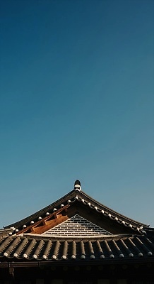 JPG 편집이미지 한국문화 전통 건축 문화 여행 자연 하늘 지붕 한옥 한국 풍경 일상 고요 역사 뷰티풀 편집실사 AI포토 AI콘텐츠 동양문화 한국전통 아시아 고건축 라이프 CG 생태계 파일형식