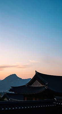 JPG 편집이미지 전통 건축 컬러 여행 자연 하늘 지붕 한옥 한국 풍경 노을 고요 저녁 뷰티풀 산맥 편집실사 AI포토 AI콘텐츠 자연요소 한국전통 아시아 고건축 산 야간 CG 생태계 파일형식