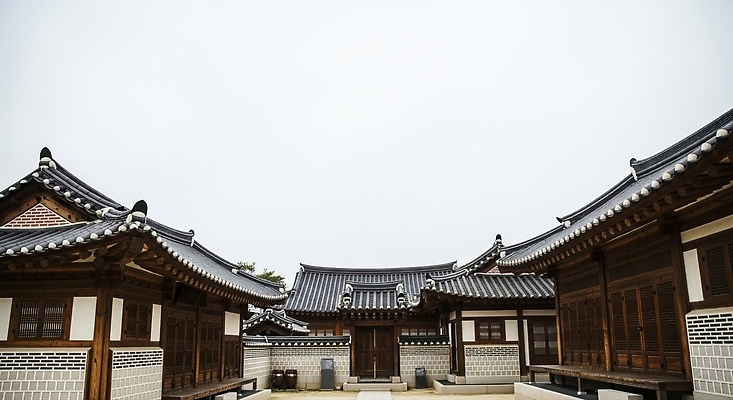 JPG 편집이미지 전통 건축 문화 여행 한옥 한국 기와 풍경 마을 고요 역사 뷰티풀 편집실사 AI포토 AI콘텐츠 한국전통 아시아 고건축 CG 파일형식