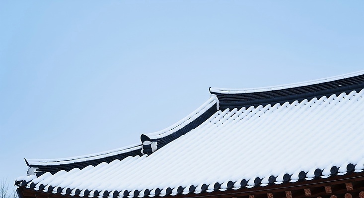 JPG 편집이미지 전통 건축 겨울 자연 하늘 지붕 한옥 한국 풍경 관광지 고요 문화재 눈 뷰티풀 편집실사 AI포토 AI콘텐츠 자연요소 한국전통 계절 아시아 여행 고건축 날씨 CG 생태계 파일형식