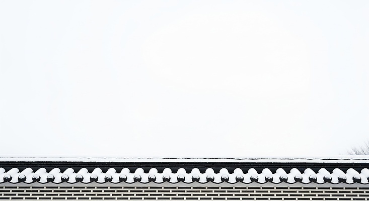 JPG 편집이미지 고건축 겨울 자연 하늘 지붕 한국 풍경 고요 문화재 흰색 눈 뷰티풀 편집실사 AI포토 AI콘텐츠 자연요소 건축물 계절 아시아 컬러 날씨 CG 생태계 파일형식